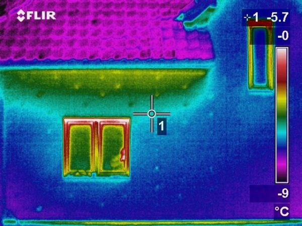 Rys. 2 Przykładowe wyniki pomiaru przegród cieplnych kamerą termowizyjną.