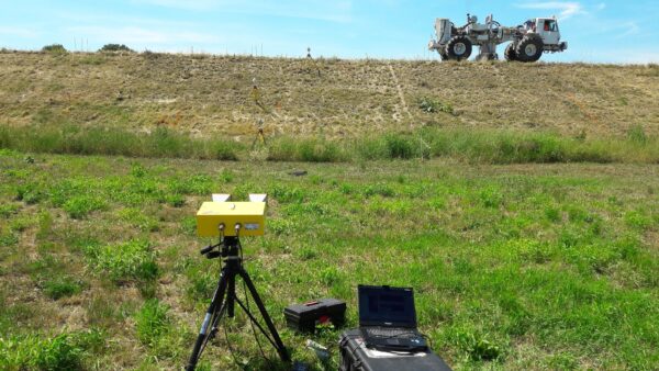 Rys. 1 Pomiary z wykorzystaniem radaru GB-SAR.