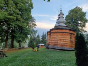 Rys. 1 Pomiar terenu wokół cerkwi metodą GPR.